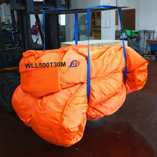 WLL500T30M, the same construction at another rated capacity The same endless round sling construction at 500 tonnes, sleeve printed WLL500T30M, suspended on webbing straps from a forklift